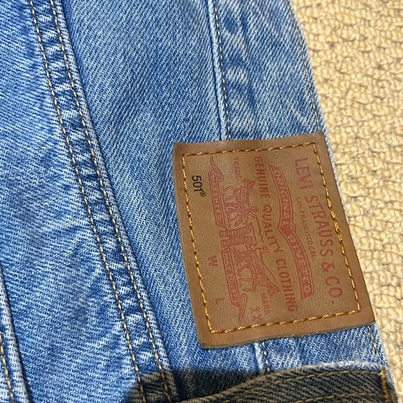 Levi’s W 501 Straight Leg Light Wash - Picture 4 of 9